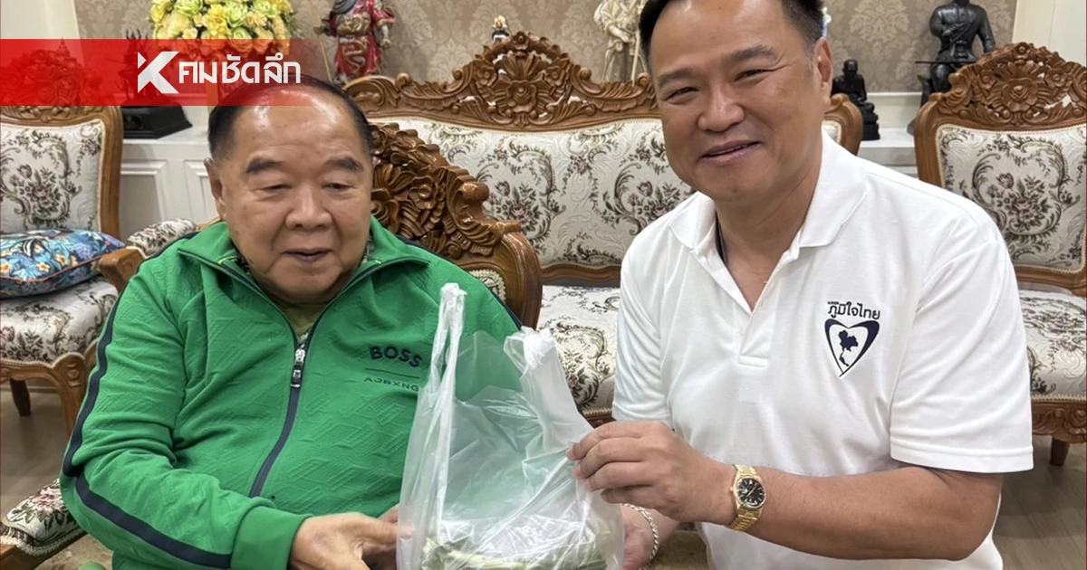 "บิ๊กป้อม" โชว์ฝีมือเชฟทำข้าวหน้าไก่เลี้ยง "เสี่ยหนู" "บิ๊กป้อม" โชว์ฝีมือเชฟทำข้าวหน้าไก่เลี้ยง "เสี่ยหนู"