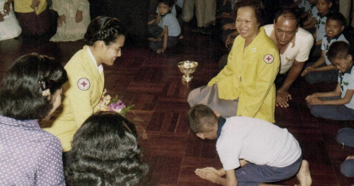 เปิดภาพ วันนี้ในอดีต ครบ 46 ปี กรมสมเด็จพระเทพฯ เยี่ยมเด็กกำพร้ากัมพูชา เปิดภาพ วันนี้ในอดีต ครบ 46 ปี กรมสมเด็จพระเทพฯ เยี่ยมเด็กกำพร้ากัมพูชา