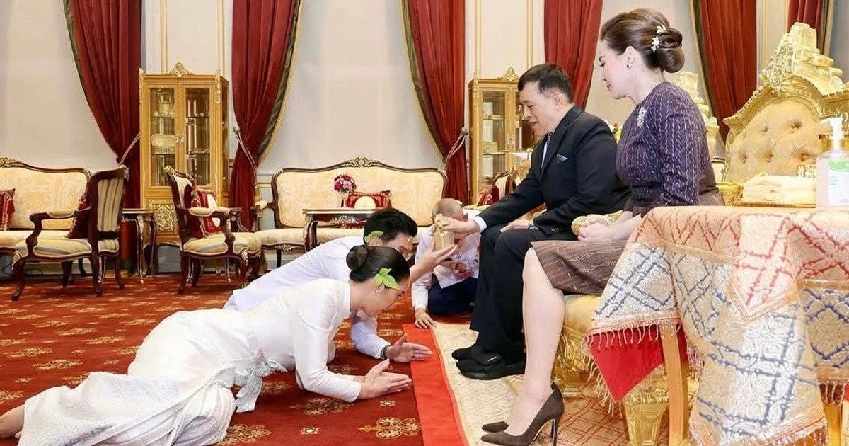 "ในหลวง-พระราชินี" พระราชทานน้ำสังข์ สมรสพระราชทาน ลูกสาวอดีตนายกฯ "ในหลวง-พระราชินี" พระราชทานน้ำสังข์ สมรสพระราชทาน ลูกสาวอดีตนายกฯ