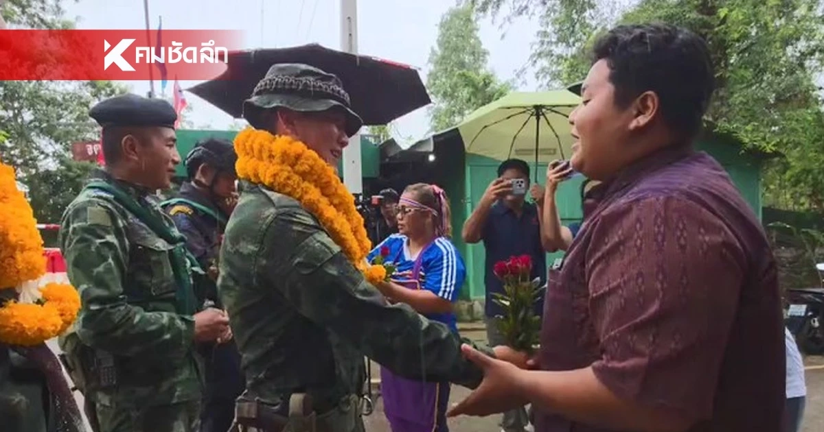 ตัวแทนชาวบ้าน มอบดอกไม้ให้ทหาร จบดราม่าเหตุการณ์ วันธงชาติไทย