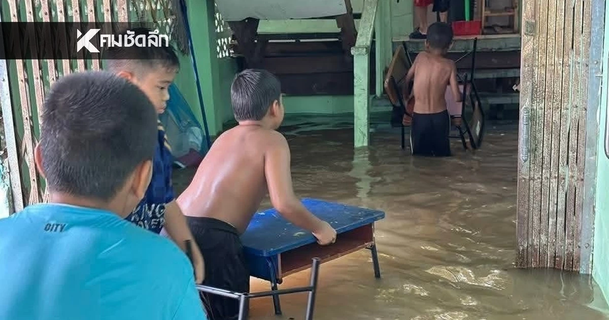 นร.เมืองนนท์ ยกโต๊ะหนีน้ำท่วม วอนผู้ใหญ่ใจดีช่วยบริจาคโต๊ะ-เก้าอี้