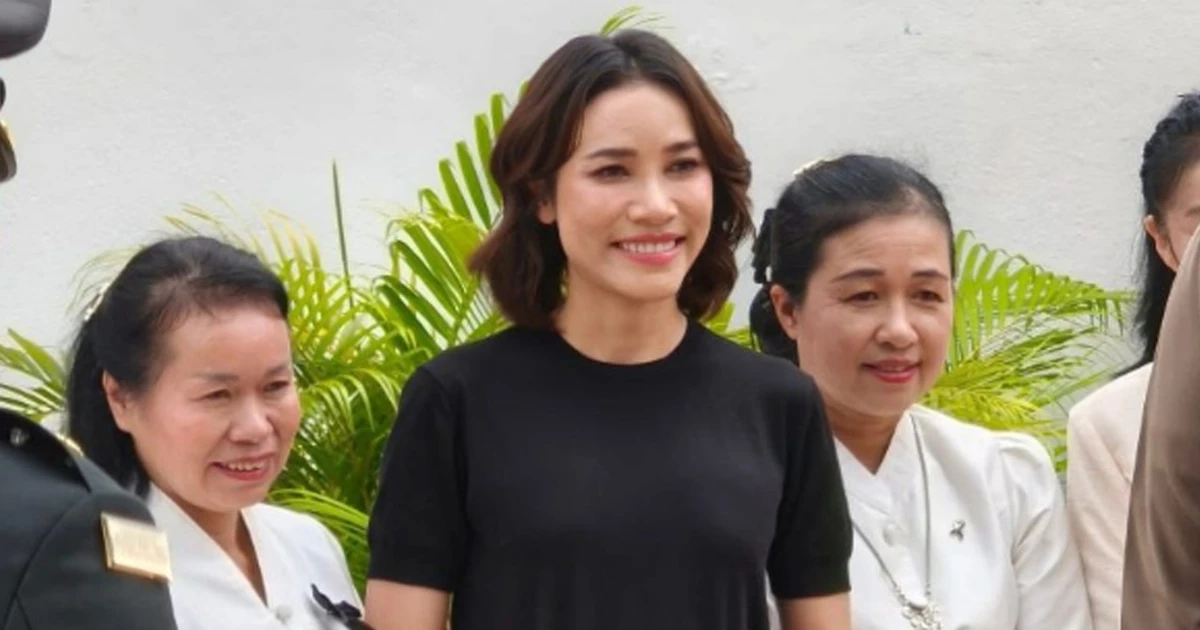 "เจ้าคุณพระสินีนาถ" สักการะธาตุแช่แห้ง พบเจอ ปชช. ด้วยความกันเอง "เจ้าคุณพระสินีนาถ" สักการะธาตุแช่แห้ง พบเจอ ปชช. ด้วยความกันเอง