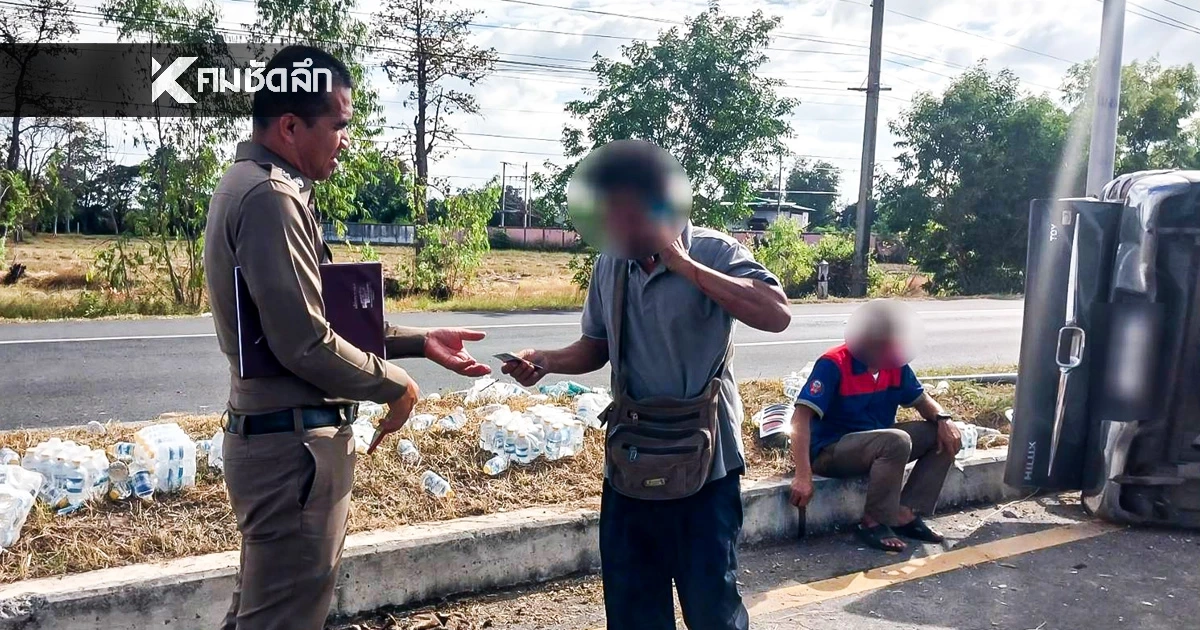 รถขนสิ่งของบริจาค ไปส่งศูนย์อพยพ ยางแตกพลิกคว่ำ เทกระจาดเกลื่อนถนน