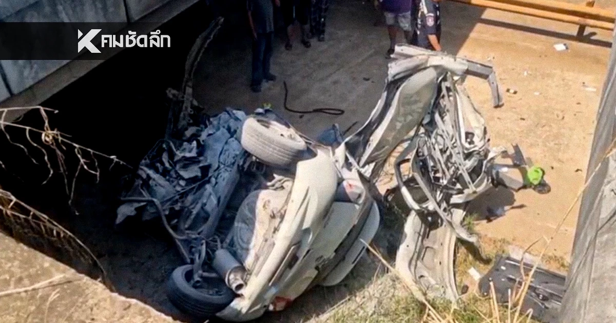 เก๋งเสียหลัก ชนราวสะพาน ตกลงไปด้านล่าง ไฟลุกท่วม คนขับดับสลด