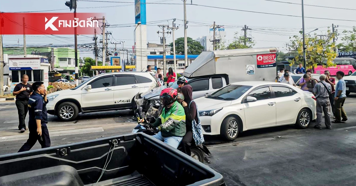 สาวเหยียบคันเร่งพลาด! พุ่งชนวินาศสันตะโร 7 คันรวด กลางแยกขนส่งลำปาง