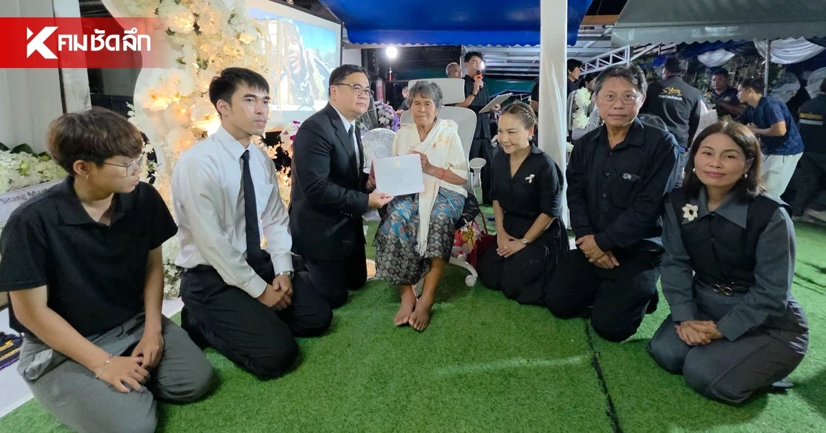อธิการบดีจุฬาฯ เป็นผู้แทนมอบปริญญาบัตร แก่คุณย่าของ "ฮลุน โซโล่" อธิการบดีจุฬาฯ เป็นผู้แทนมอบปริญญาบัตร แก่คุณย่าของ "ฮลุน โซโล่"