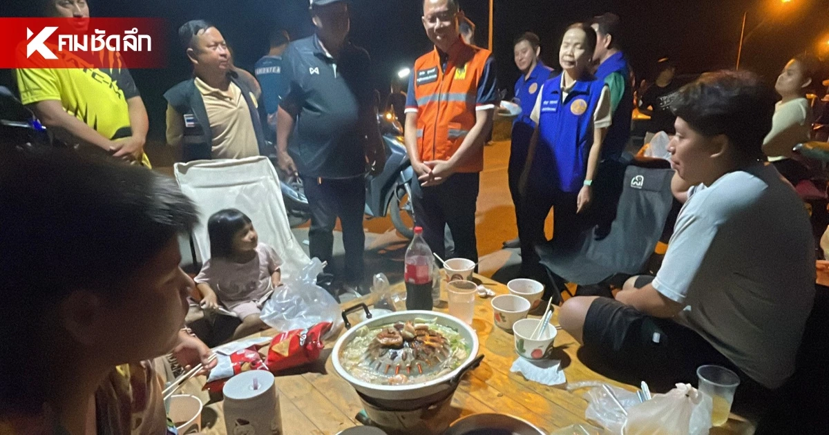 คลายเครียดน้ำท่วม ล้อมวงกินหมูกระทะ เผยท่วมทุกปี ปรับตัวอยู่ให้ได้