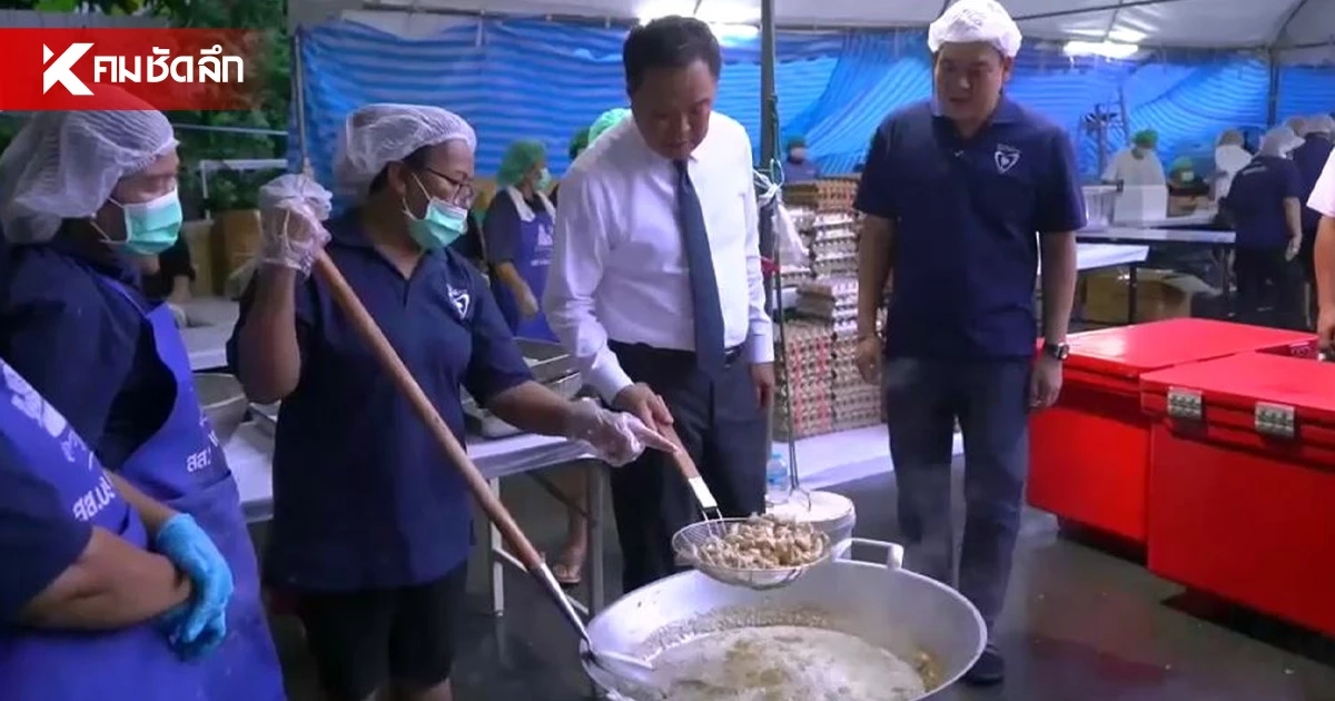 นายกฯ ตรวจโรงครัวภูมิใจไทย สวมบทเชฟ ทำ "ผัดกะเพรา-หมูทอด"